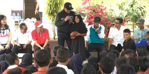 Kehadiran Menpora Beri Secercah Senyum Anak-Anak di Lombok Pasca Bencana