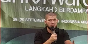 Khabib Nurmagomedov Buka Suara Setelah Diusir dari Pesawat, Simak Kronologinya