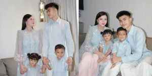 Kompaknya Keluarga Hanum Mega, Pakai Baju Seragam Dalam Potret Keluarga