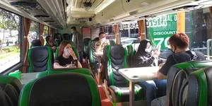 Kreatif Di Tengah Pandemi, Perusahaan Ini Ubah Bis Menjadi Kafe Berjalan