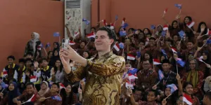 Kunjungan Yang Mulia Anggota Parlemen Australia, Tim Watts, di SMP Labschool Kebayoran