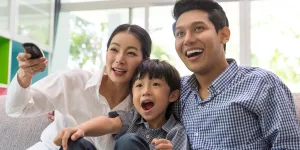 Lagi Cari Tontonan Seru? Ini 6 Film Keluarga dan Komedi yang Bikin Ketawa Bareng di Rumah