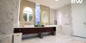 Lebih Mewah dari Kamar, Ini Penampakan Toilet di Rumah Juragan99 yang Serba Estetik