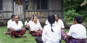 Lewat #SehariBerbagiInspirasi, Ketua Kelompok Nasabah PNM Mekaar Diajak Studi Banding Gratis ke UMKM Top!