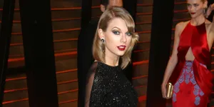 Long Dress Taylor Swift Raih The Best Dressed Oscar Pre-Party