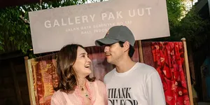 Potret Luna Maya Tiup Lilin 43 Tahun di Gallery Pak Uut, Kenang Mendiang Ayah