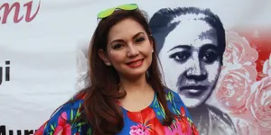 Maknai Idul Fitri, Nia Daniati Bagi-Bagi Bareng Teman Sosialita