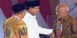Mbah Guru Matematika Raih Penghargaan dari Presiden Prabowo, Semangat Mengajarnya di TikTok Bikin Kagum