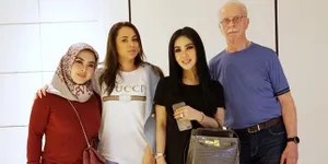 Mengaku Akan Bongkar Rahasia 'Wanita Beragenda', Ayah Angkat Syahrini: Menginap dengan Laki-Laki Tua Lain