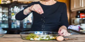 Mengapa Chef Menaburkan Garam dari Jarak Tinggi? Ini Rahasia Dibaliknya