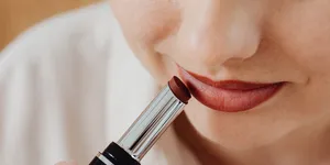 Menggunakan Lipstik Matte Setiap Hari Bikin Bibir Hitam? Ini Kata Medis