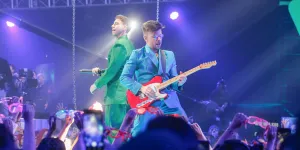 Meriahkan HUT SCTV Ke-34, Crash Adams Merasa Terhormat Bisa Tampil Satu Panggung Bersama Iwan Fals