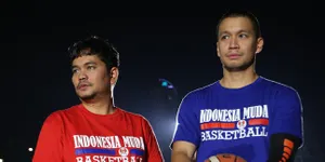 Meski Tak Mengerti, Begini Keseruan Indra Bekti dan Samuel Rizal Bermain Basket Bersama Anak Yatim