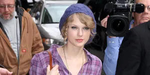 Messy Hair Day? Atasi Dengan Bandana Cute Seperti Taylor Swift
