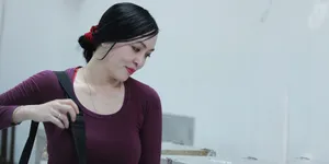 Modis, Angelina Sondakh Kenakan Baju Ketat Saat 'Nyoblos'