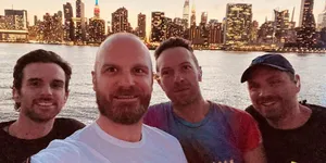 Nggak Cuma Bareng BTS, Ini 5 Lagu Keren dari Coldplay yang Berkolaborasi dengan Musisi Lain