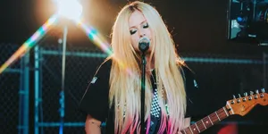 Nggak Cuma Jago Bikin Lagu Sendiri, Ini Single yang Diciptakan Avril Lavigne untuk Musisi Lain