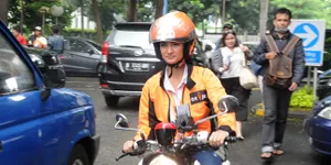 Ngojek, Atiqah Hasiholan Dibonceng Reporter KapanLagi.com®