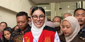 Nikita Mirzani Bacakan Nota Pembelaan di Depan Majelis Hakim, 'Colek' Presiden Hingga Menko Polhukam