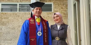 Nini Carlina Rayakan Wisuda Suami, Resmi Jadi Sarjana Hukum
