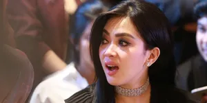 Nyanyi di Atas Panggung, Resleting Syahrini Sobek