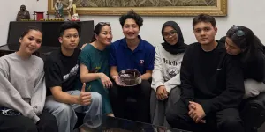 Nyoman Paul Datang ke Perayaan Ulang Tahun Kakak Keisya Levronka, Sederhana Namun Penuh Makna