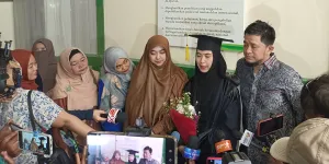 Oki Setiana Dewi Sandang Dua Gelar Doktor: Kali Ini Papa Sudah Tiada