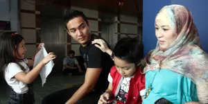 Okie Agustina Lahirkan Anak Laki-Laki Secara Caesar