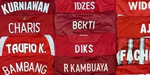 Orang ini Jadi Kolektor Jersey Timnas Indonesia dari 1938 hingga yang Terbaru