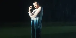 Pakai Outfit Sederhana, Sam Smith Memesona Saat Pamerkan Kelihaian Menari