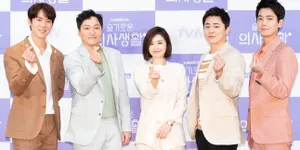 Para Pemain 'HOSPITAL PLAYLIST' Bongkar Isi Chat Terakhir di Grup, Jung Kyung Ho Perhatian - Janjian Pakai Baju Couple