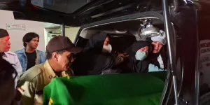 Pecah Tangis Karina Ranau Iringi Pemakaman Epy Kusnandar 'Preman Pensiun'