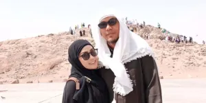 Penuh Kenangan, Suami Mpok Alpa Pilih Simpan Mukena Mas Kawin Milik Almarhumah