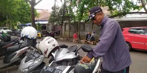 Pernah Juara Tinju Dunia, Dobrak Arter Sekarang Jadi Juru Parkir