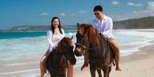 Potret Aaliyah Massaid dan Thariq Halilintar Berkuda di Pantai, Romantis Rayakan Anniversary ke-2