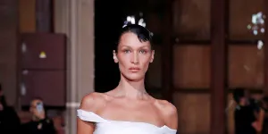 Potret Bella Hadid Berjuang Melawan Penyakit Lyme, Yolanda Hadid Setia Dampingi