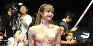 Potret Cantik Lisa BLACKPINK di Red Carpet BIFF 2025, Foto Bareng Cast 'PANGKU'