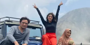 Potret Cindy Fatikasari dan Tengku Firmansyah Syuting Sinetron di Gunung Bromo, Outfit Sederhana ala Pasangan di Desa