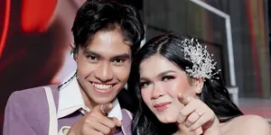 Potret Eby DA5 Gandeng Zahra di Panggung, Kompak Usai Rayakan Ultah