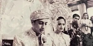 Potret Ersa Mayori Jalani Prosesi Pernikahan 20 Tahun Lalu, Dulu Pernah Perankan Sandra di Film Tuyul dan Mbak Yul