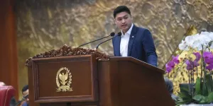Potret Ganteng dan Gagahnya Rizki Natakusumah, Suami Beby Tsabina Saat Tugas di DPR