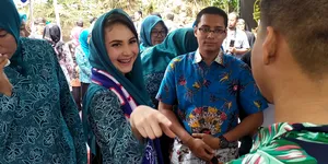 Potret Gaya Arumi Bachsin yang Anak Muda Banget Saat Kunjungi Posyandu