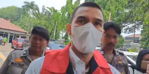 Potret Jonathan Frizzy Pakai Rompi Tahanan dan Berambut Cepak di Sidang Perdana