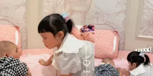 Potret Lucu Ameena Jaga Baby Azura, Malah Sebut Adiknya Galak