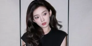7 Potret Luo Yutong Liburan di Yacht, Gaya Santai - Visual yang Flawless