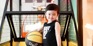 Potret Raphael Moeis Anak Sandra Dewi Bantu ART Bersihkan Rumah