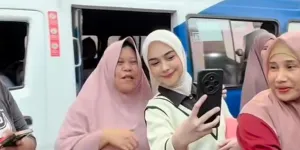 Potret Ria Ricis Jalan-jalan Sore, Jajan Pinggir Jalan - Traktir Warga