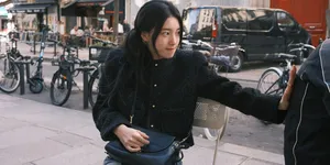Potret Suzy Ngafe di Paris, Pakai Blazer Hitam dan Wajah Minim Make-up