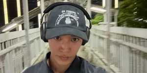 Potret Taeyong NCT Menyusuri JPO Jakarta, Temani Kucing Saat Jalan Sendirian