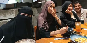 Potret Ummi Pipik Kumpul Bareng Semua Anak dan Menantu, Pesona Putra Bungsu Jadi Perhatian